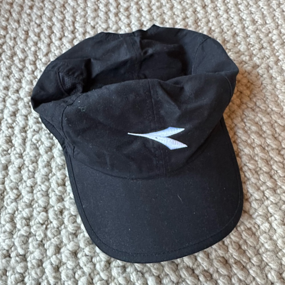 Bundle of 2 men’s running hats